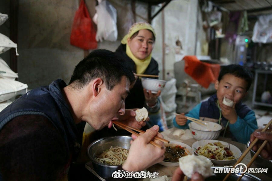 甘肃夫妻西安城中村日蒸万个馍 靠手艺打拼生活[憧憬]