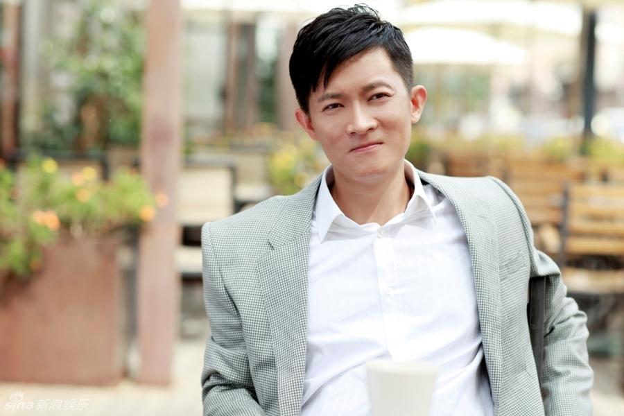 和姚晨凌潇肃是同学,导演郭靖宇一手捧红,是娱乐圈深爱老婆的情种