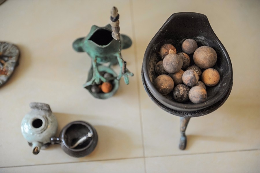 六旬老人收藏千盏古灯 被称为"灯痴"