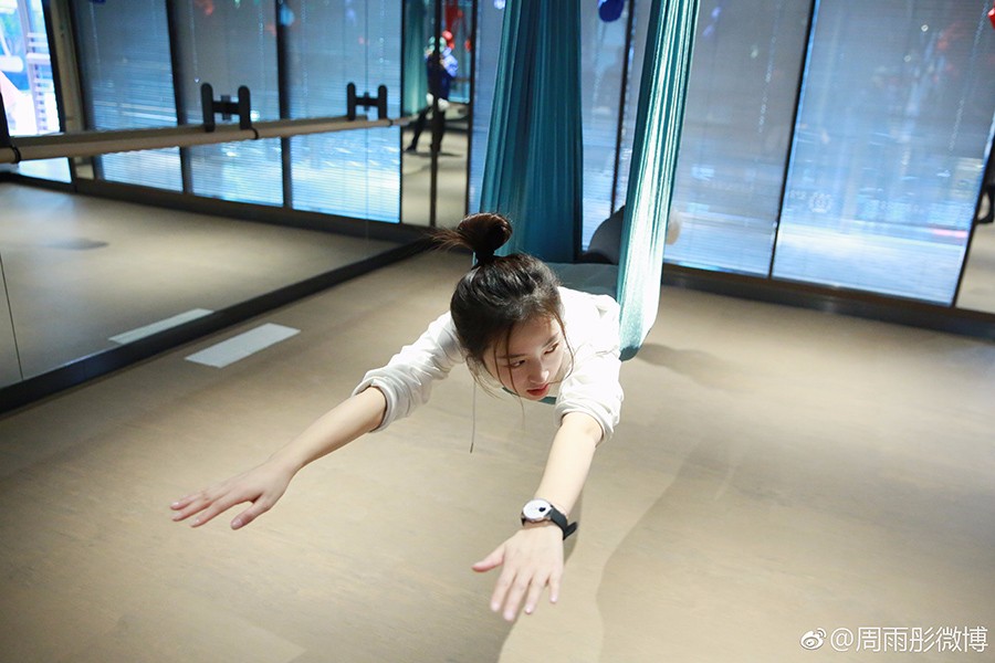 周雨彤曝盐系运动写真 花式玩转健身超养眼