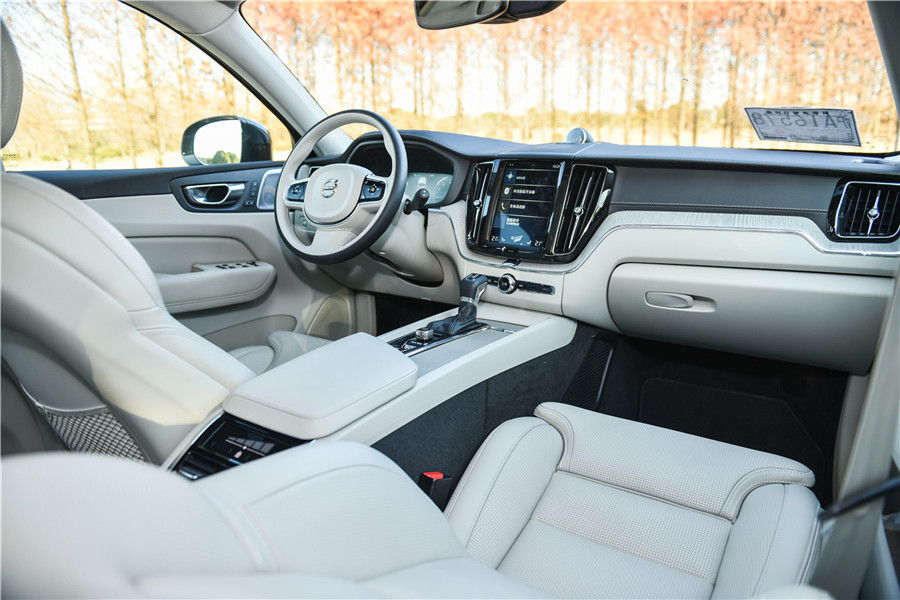 内饰也是沃尔沃的一大卖点 三:空间动力都不那么"丧心病狂" xc60乘坐