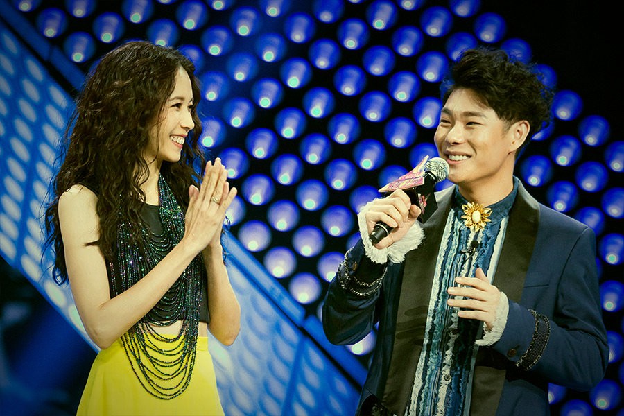 会上,周星驰的最佳搭档兼好友莫文蔚跟新星叶秉桓的一曲《喜剧之王》