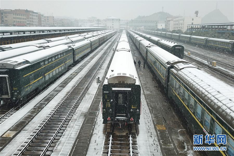 2月2日拍摄的雪中的贵阳车辆段客运列车(无人机航拍).