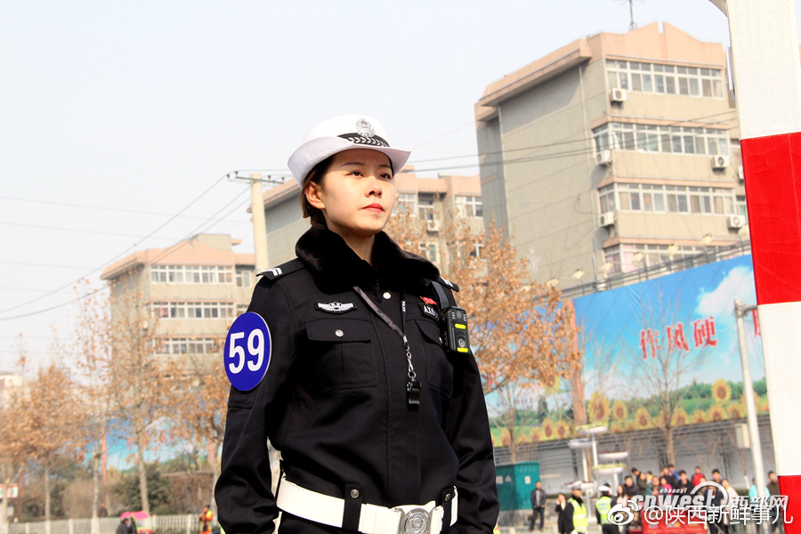 西安72名交警上路比赛执勤 女警花飒爽英姿引赞叹