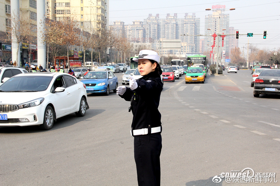 西安72名交警上路比赛执勤 女警花飒爽英姿引赞叹