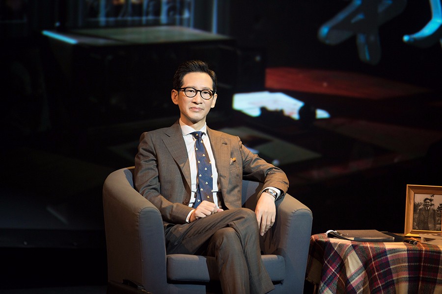 王劲松《暗战》西装look秀不停 俊朗儒雅魅力尽显