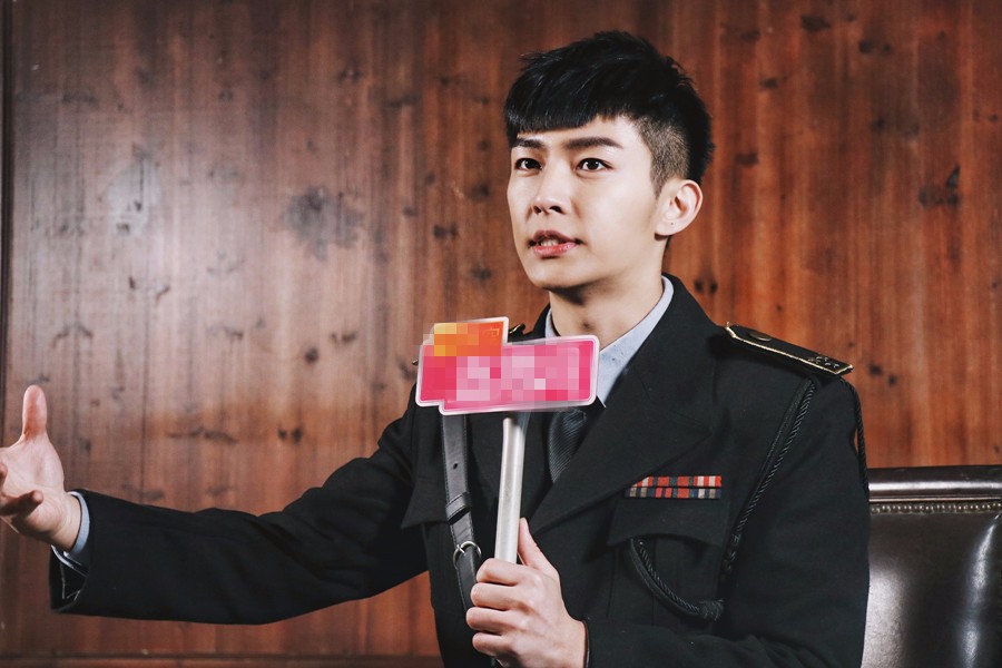 含冤入狱,历经重重磨难,不惜越狱以求真相,与警察龙天羽(炎亚纶饰)