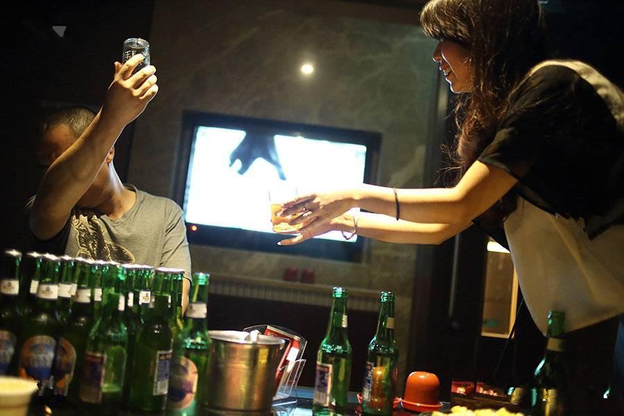 男子醉酒醒来发现女神就睡在身边 结果让他傻掉