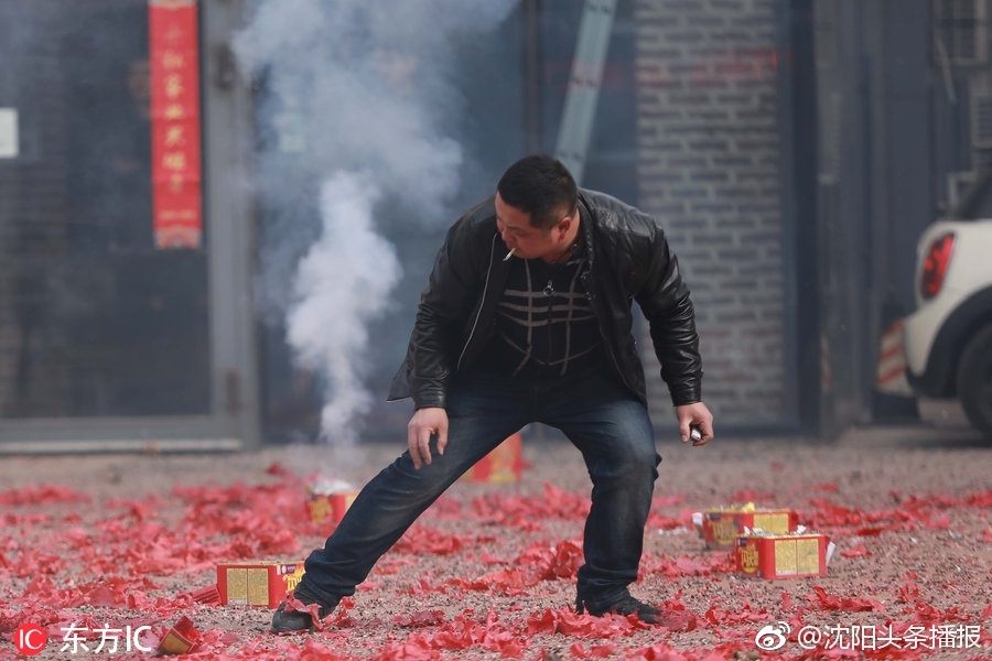 沈阳商家放"开门炮 点炮人抱头蹲下成"表情包"