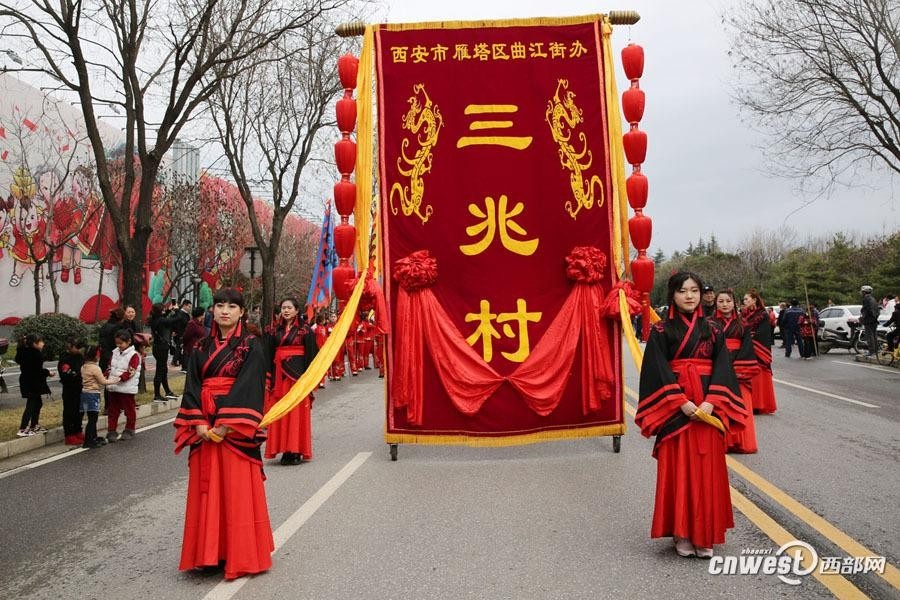 西安三兆村千人耍社火万人围观 停演12年精彩依旧