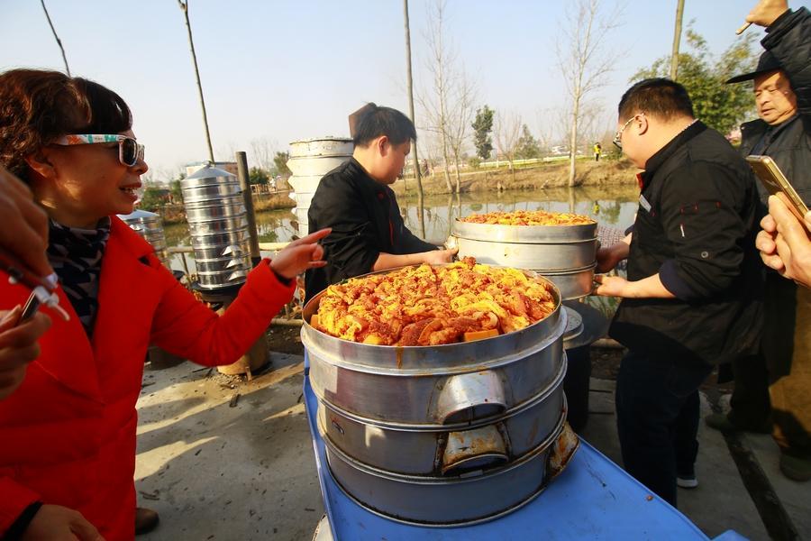 湖北宜昌乡村农家乐,场外架的蒸笼里面蒸的是什么,您见过吗?