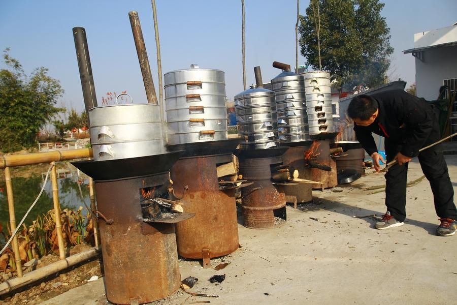 湖北宜昌乡村农家乐,场外架的蒸笼里面蒸的是什么,您见过吗?