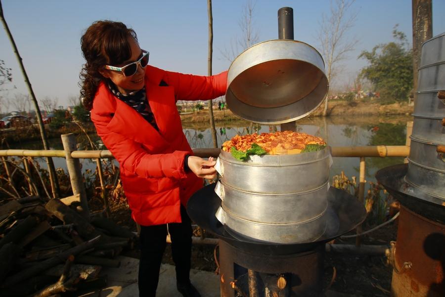 湖北宜昌乡村农家乐,场外架的蒸笼里面蒸的是什么,您见过吗?