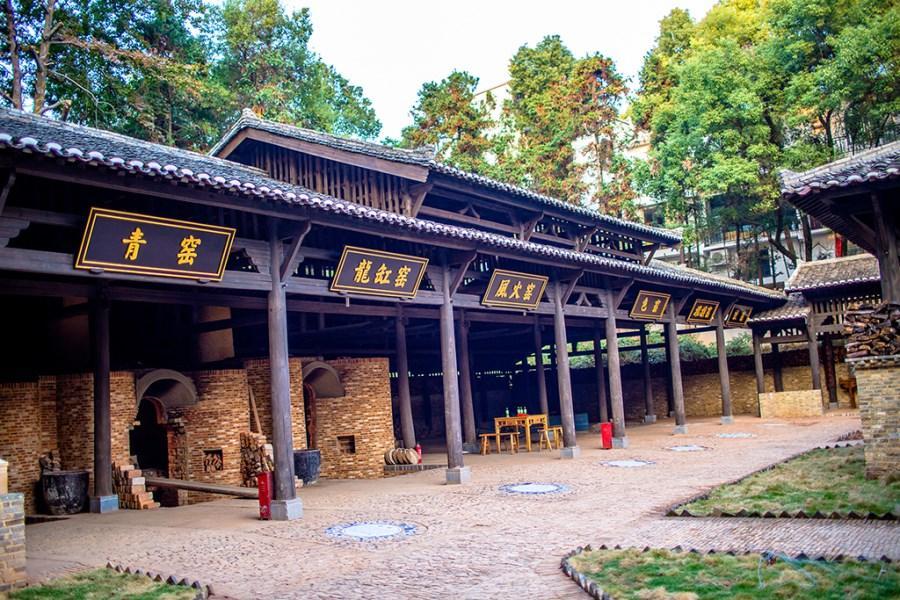 瑶里镇:位于江西省景德镇市浮梁县东部,景点有瑶里自然风景区,纪念地