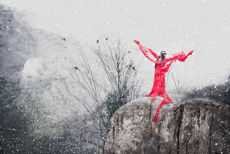 和杭州一样飘洒着洁白的晶莹你是否伴随飘雪在银色的城宇里,轻舞飞扬?