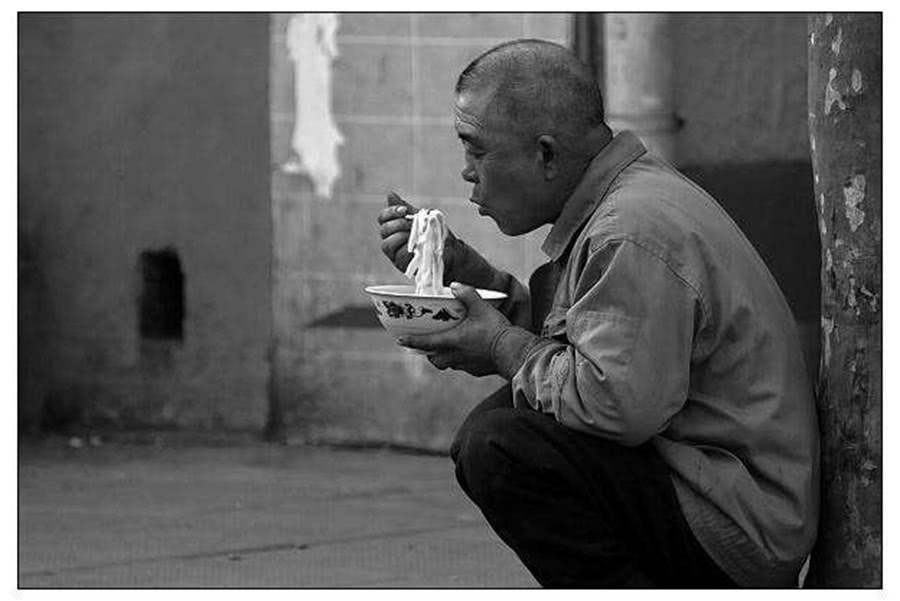 心酸的掏粪工们,不能正常坐在饭店用餐,蹲在路边吃饭好心酸