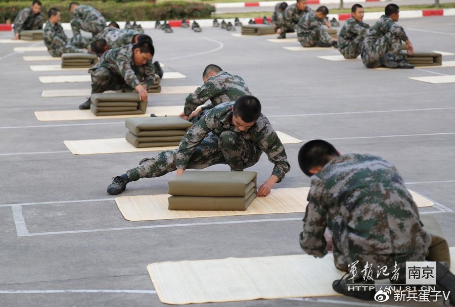 中国军人为什么要把被子叠成豆腐块