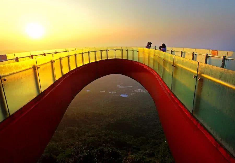 正文                           全透明的玻璃延伸至悬崖之外   浪漫