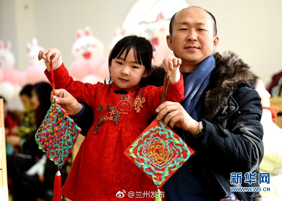 幼儿园亲子活动学习编织中国结 感受中国传统