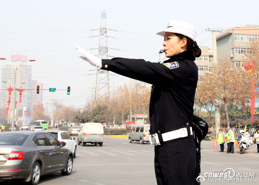 西安72名交警上路比赛执勤 女警花飒爽英姿引赞叹