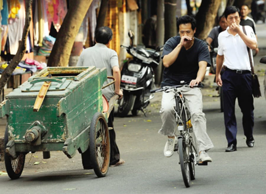 心酸的掏粪工们,不能正常坐在饭店用餐,蹲在路边吃饭好心酸
