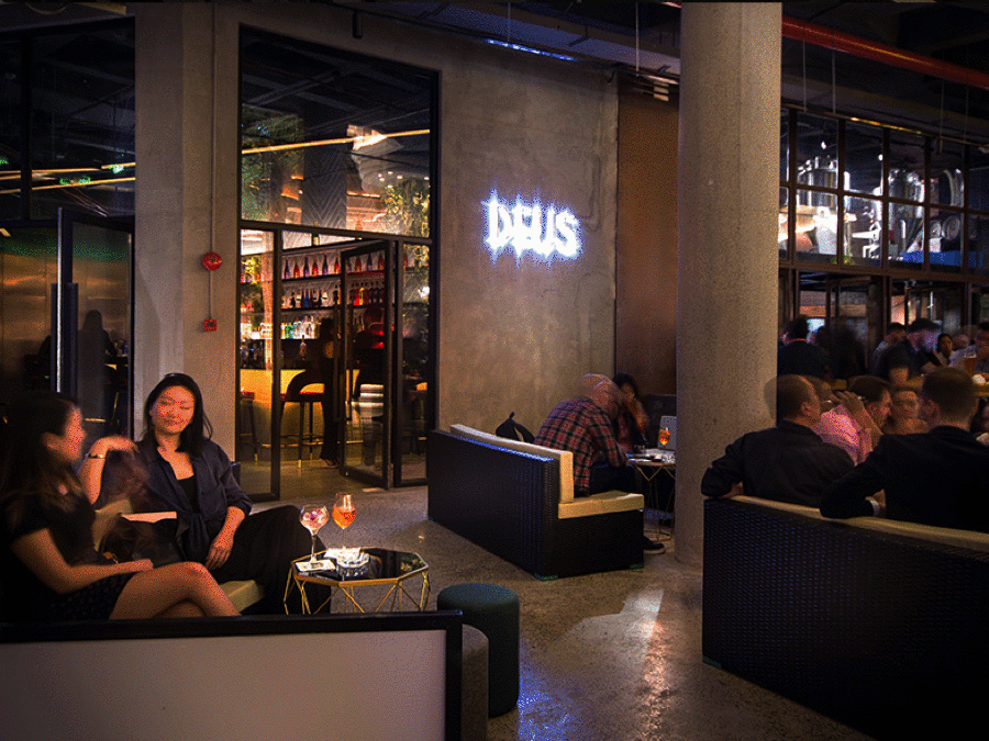 据说是隐藏在巨鹿路上的新晋潮流地标,走的小资路线,以酒吧和西餐厅居