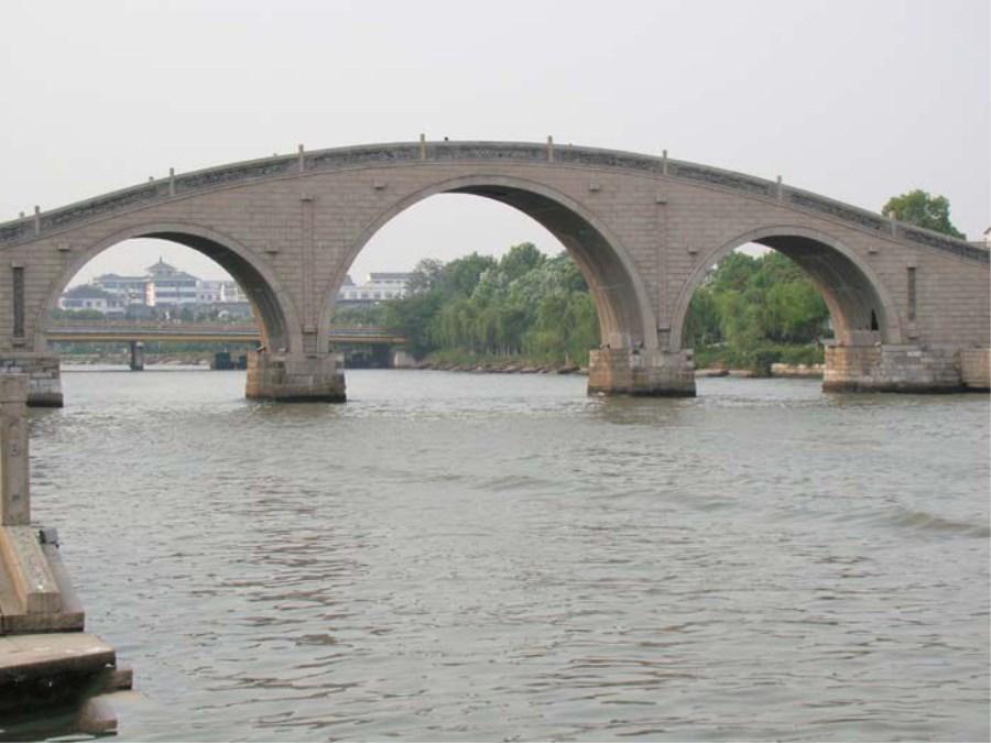 万年桥:俗称东门桥,横亘于新余市分宜县钤阳湖南部,新余市分宜县境内