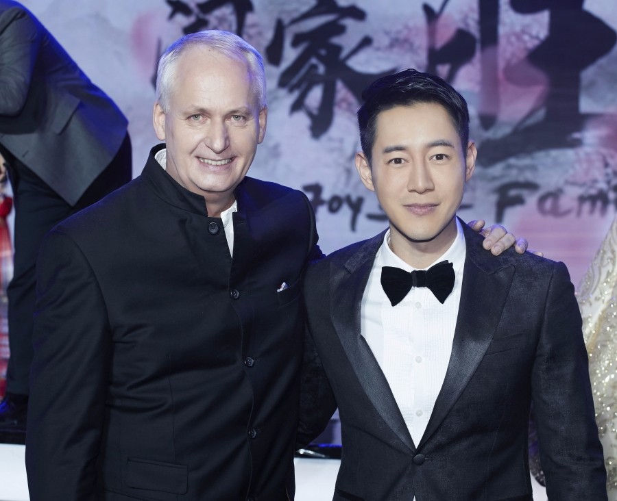 陈正飞主持品牌春晚 风趣幽默亲和力足