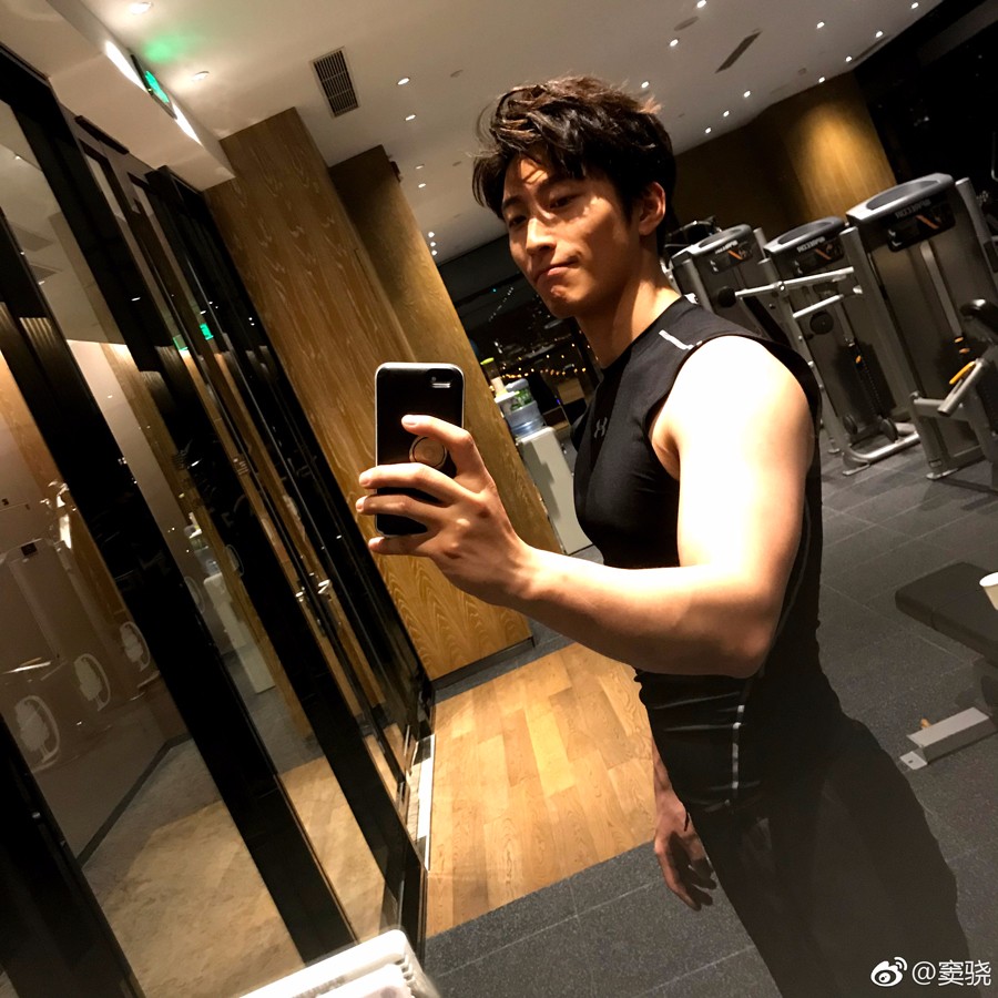 十年三月三十日热拍窦骁演暖霸总裁狂健身