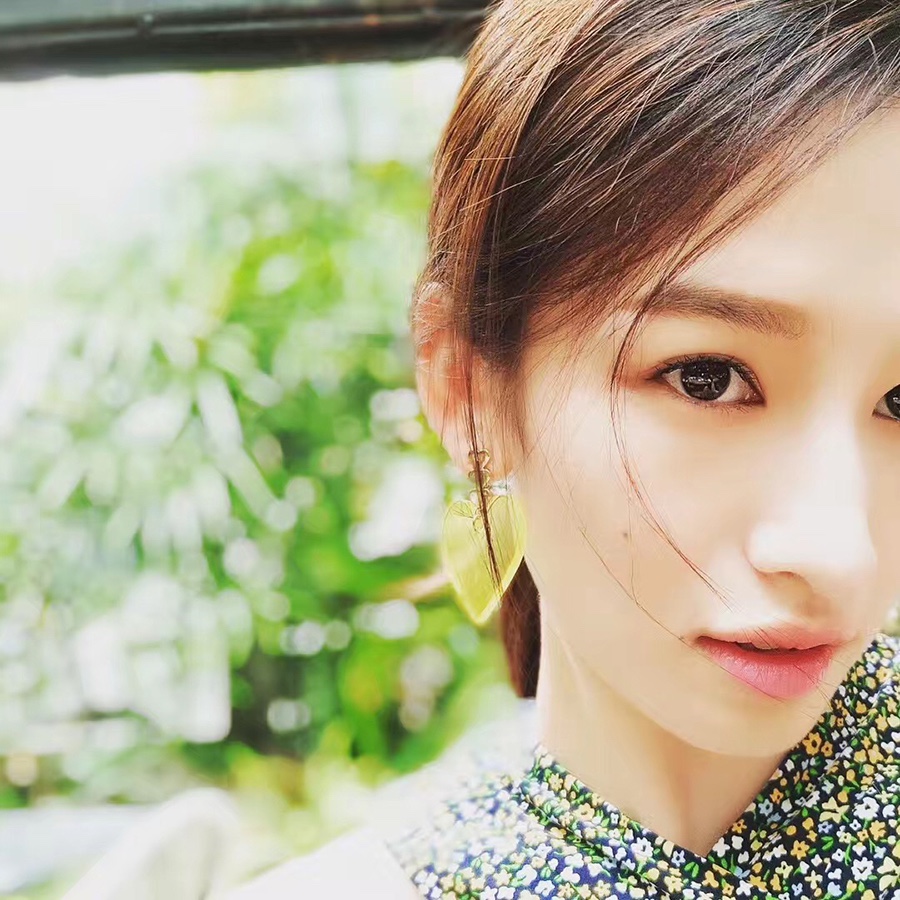 张柏嘉写真开启小仙女模式 解锁可盐可甜复古chic风