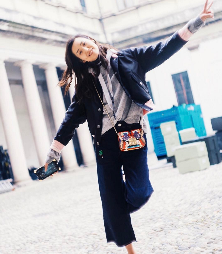 刘雯街拍演绎帅酷街头风 身穿饰纱裙皮衣脚踩短靴潇洒而不失柔美