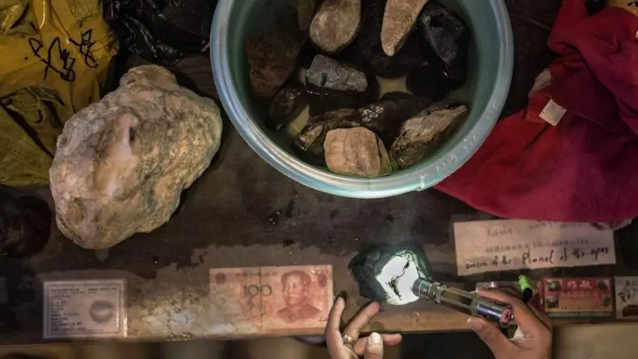 如果运气好找到一块好料,在"黑市"上,可以卖到数百元到上千元的价格.