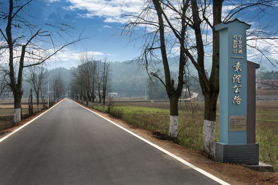 流沙河镇鸿富村原村支书陈泽南对家门口硬化的公路赞不绝口