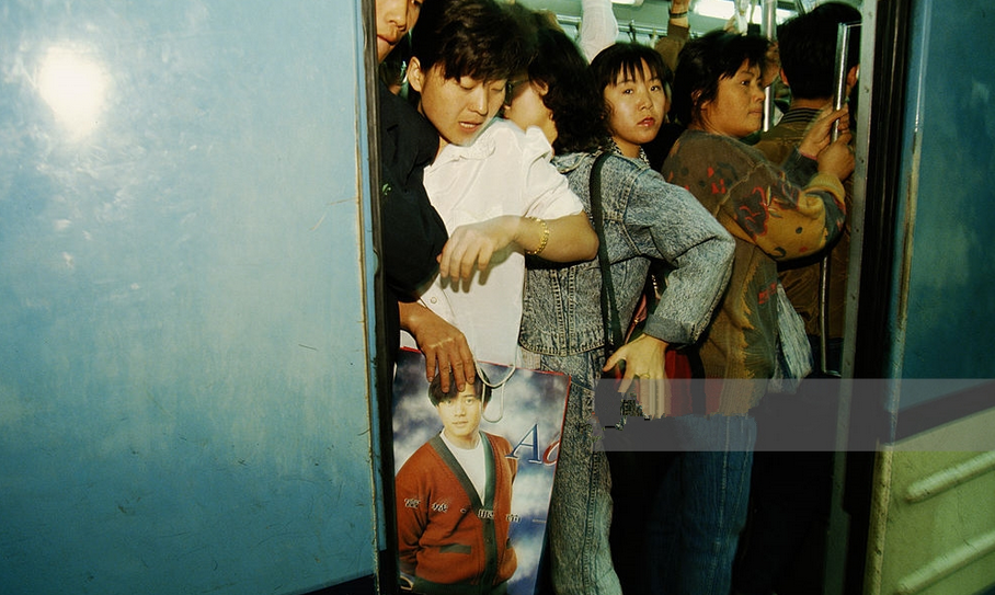 1997年中国老照片:农民工一个寝室住八九人!