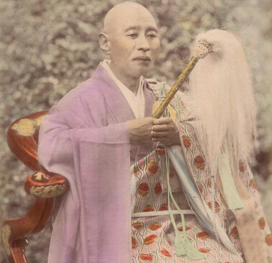 日本上色老照片:鼓风机,木屐工人,拿着拂尘的和尚