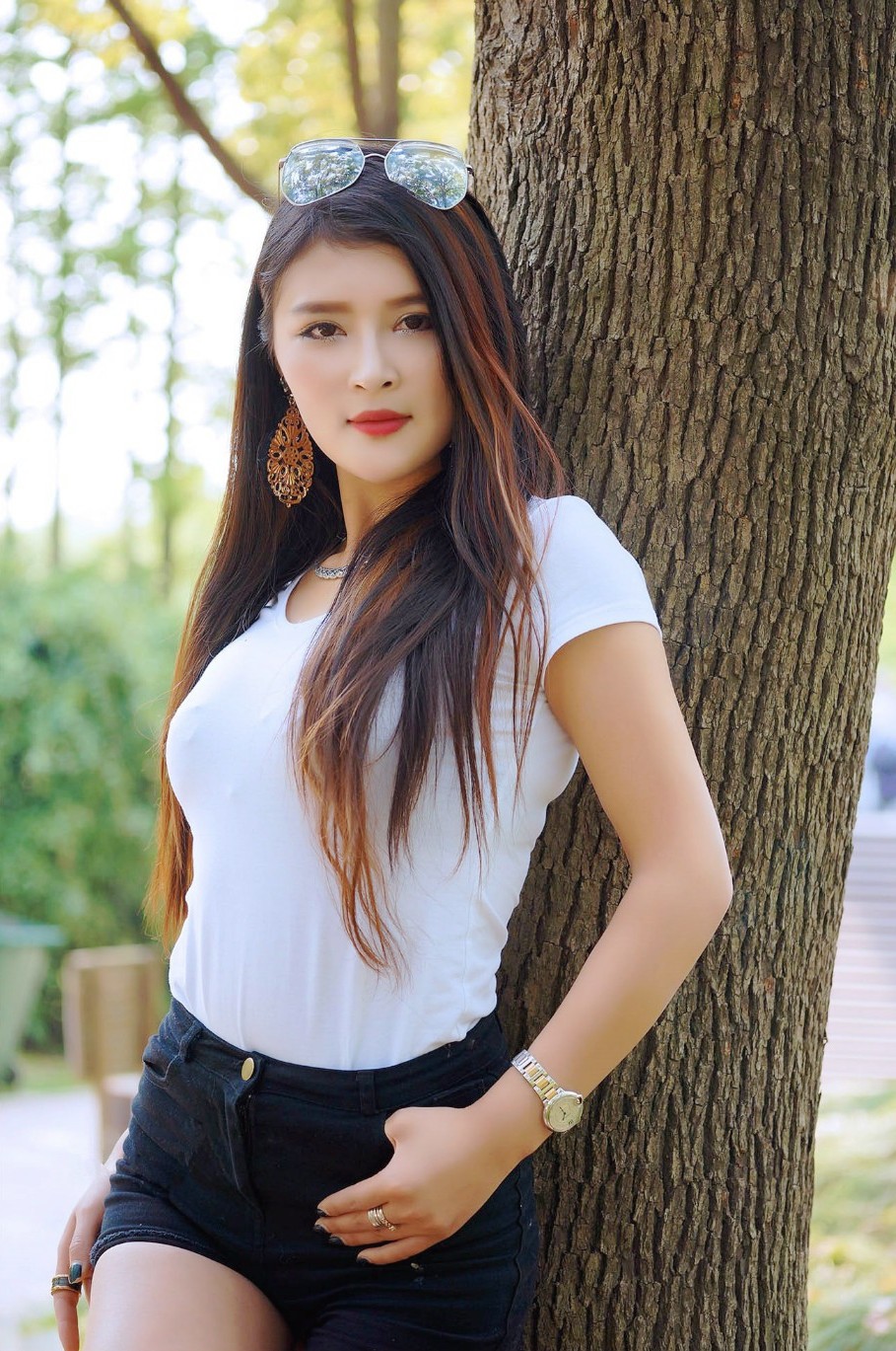 小树林里一个长发飘飘有点微胖的美女小姐姐