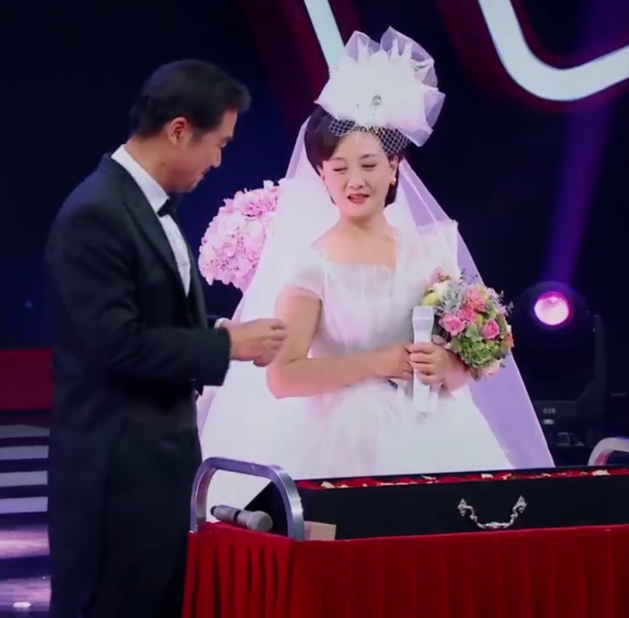 张国立邓婕节目现场重温婚礼场面 戴婚戒亲吻额头甜蜜指数爆表
