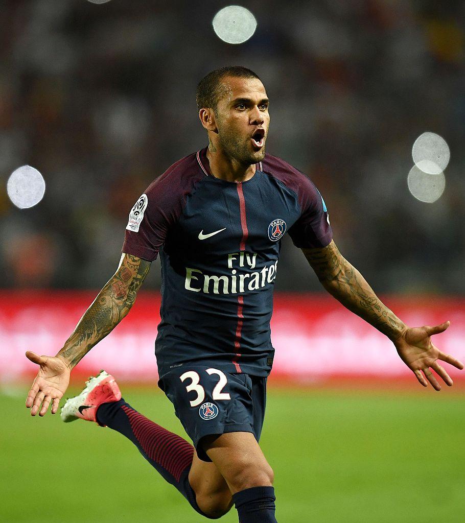 阿尔维斯首度回应将鼻涕抹向c罗,却说出这样的话