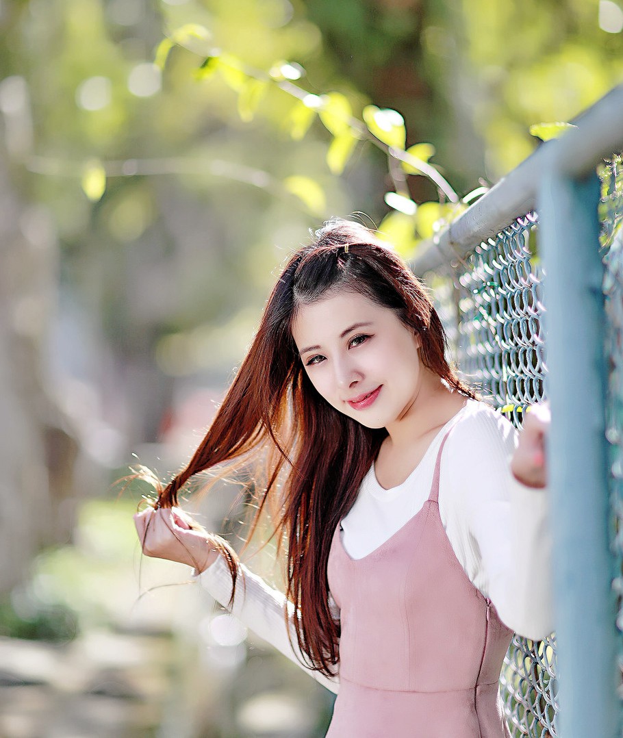 冬日阳光下一个笑容怡人,清秀美丽的可爱姑娘|人像摄影|美女|姑娘