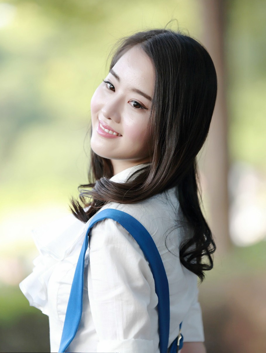 一个笑容甜美,青春美丽的素颜美女小姐姐