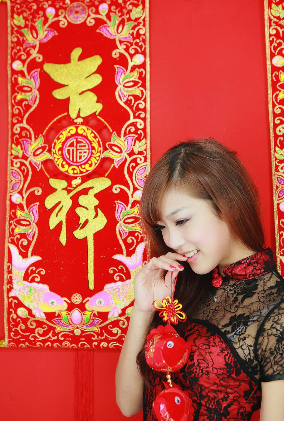 新年里,一个有着开心笑容的靓丽旗袍女子|旗袍|人像摄影|美女_新浪