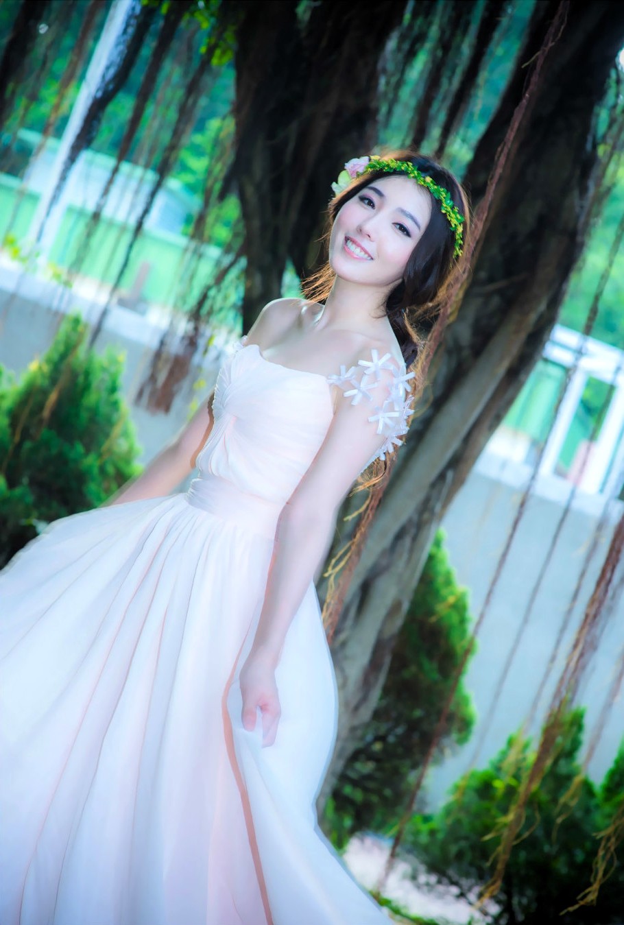 清新阳光下,公园里一个头戴花环如天使般美丽的姑娘