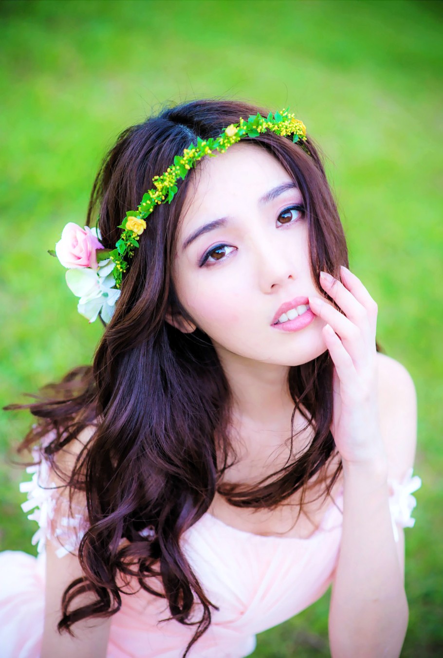 清新阳光下,公园里一个头戴花环如天使般美丽的姑娘