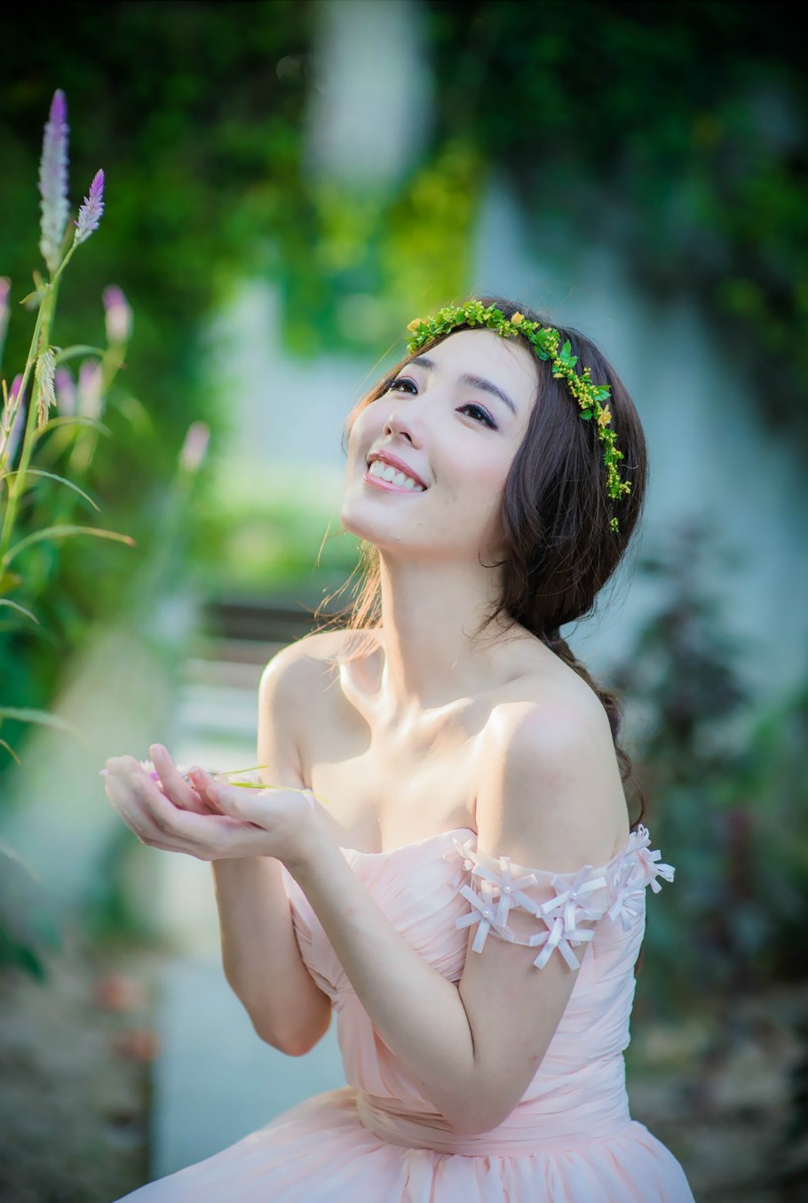 阳光下一个头戴花环的青涩可爱少女姑娘