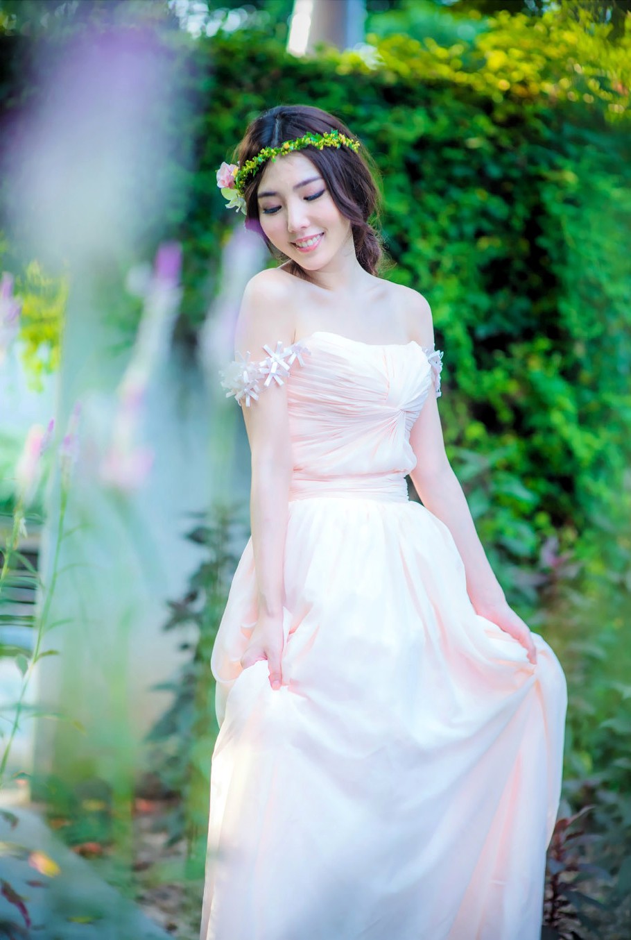 清新阳光下,公园里一个头戴花环如天使般美丽的姑娘