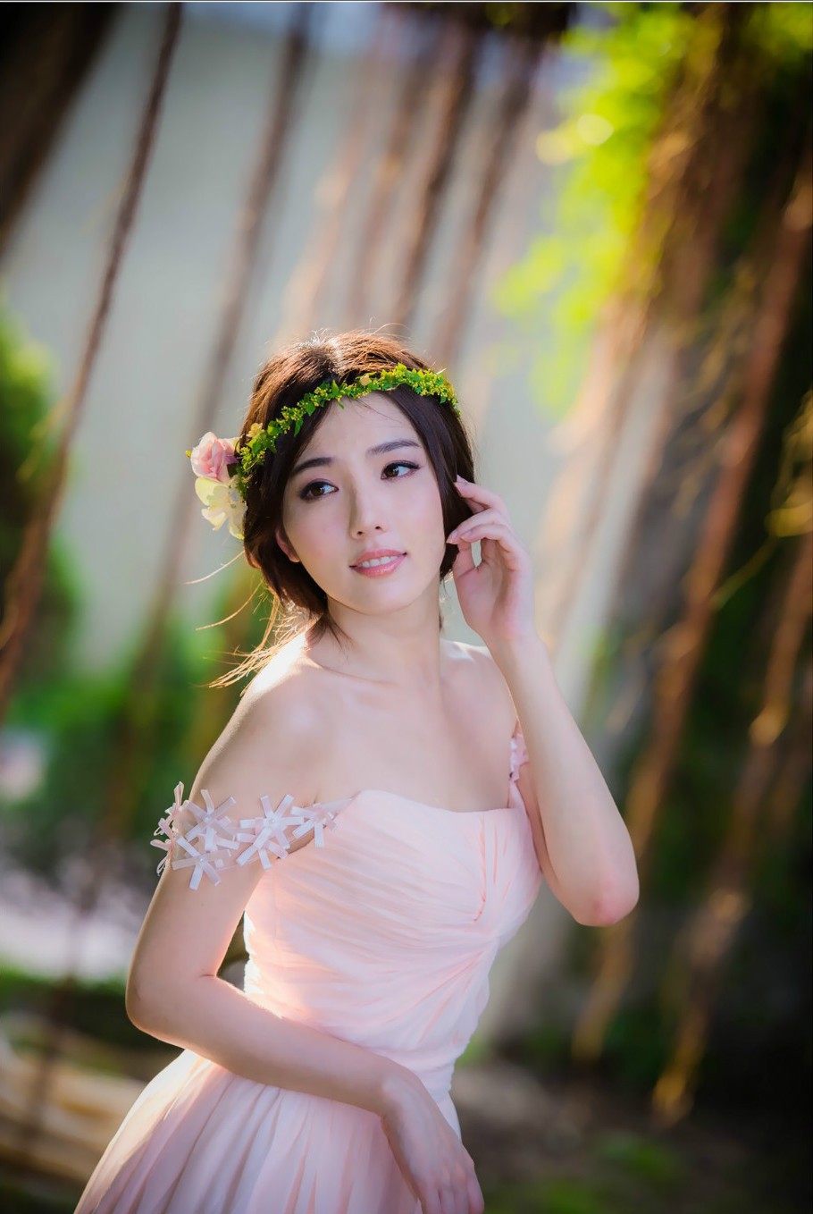 阳光下一个头戴花环的青涩可爱少女姑娘