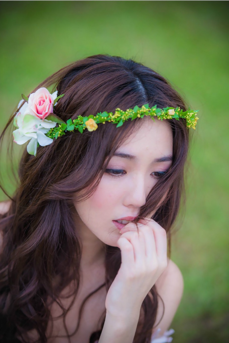 阳光下一个头戴花环的青涩可爱少女姑娘