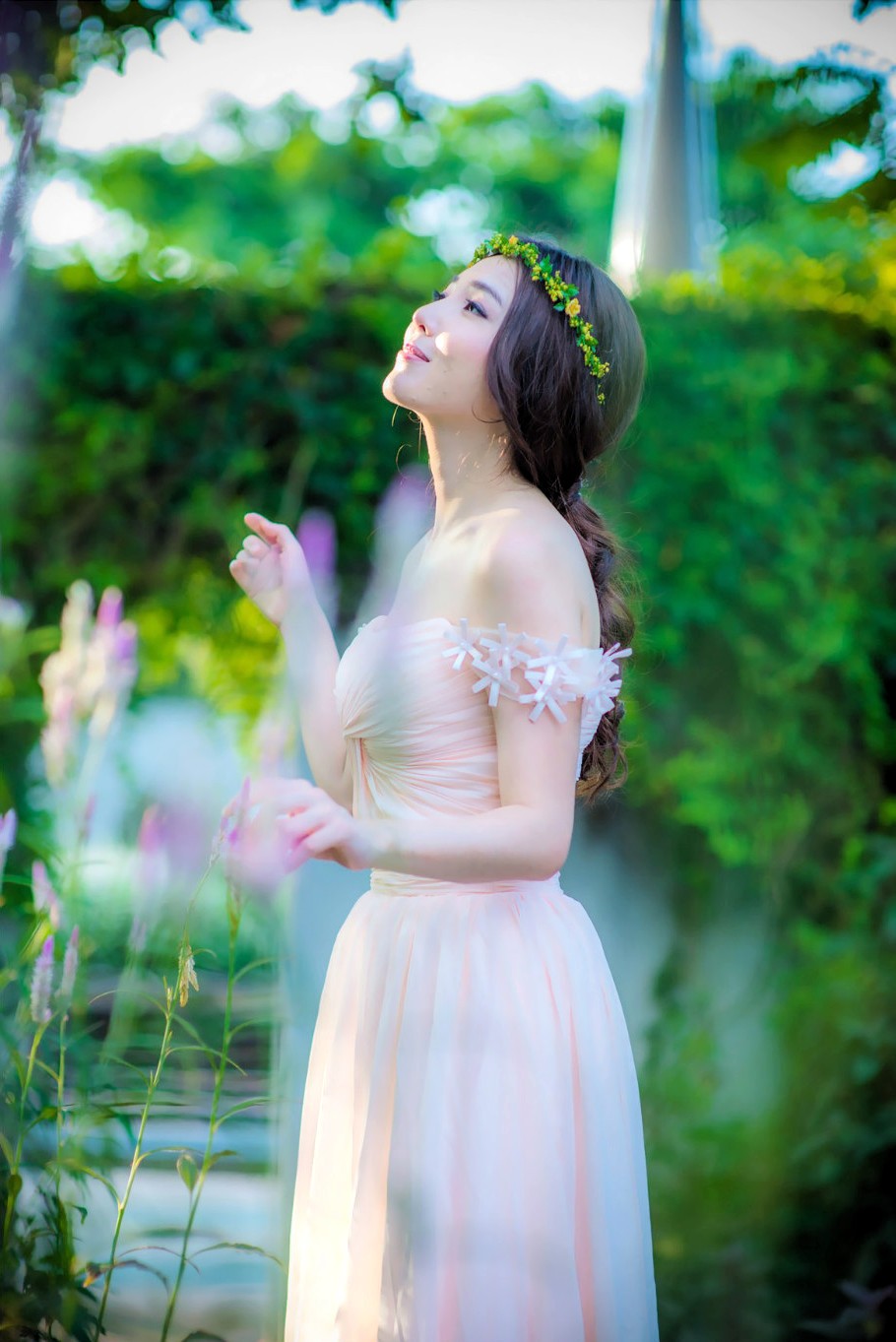清新阳光下,公园里一个头戴花环如天使般美丽的姑娘|姑娘|阳光|人像