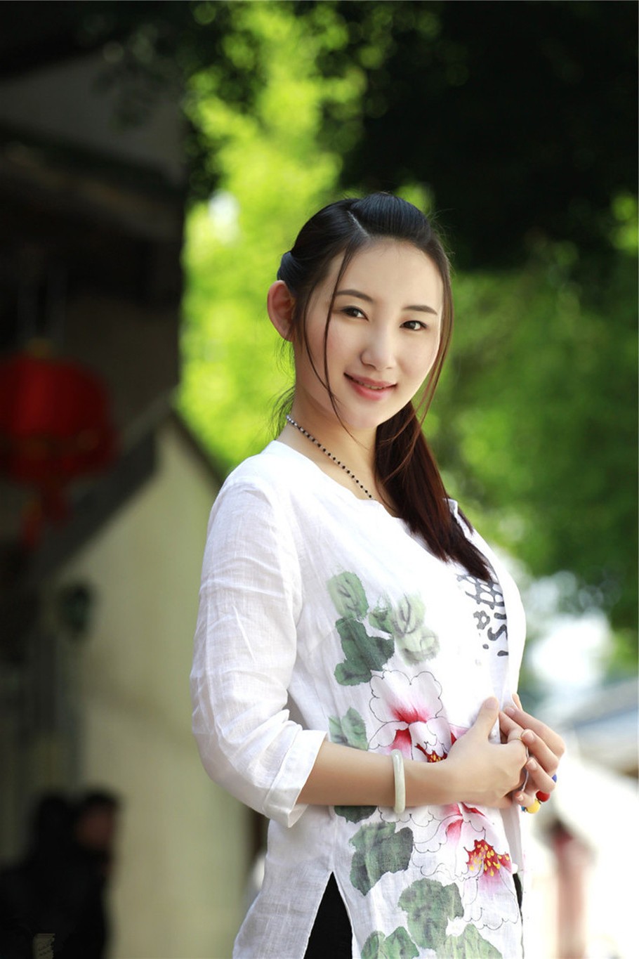 人像摄影(走在户外的温柔丽姐)