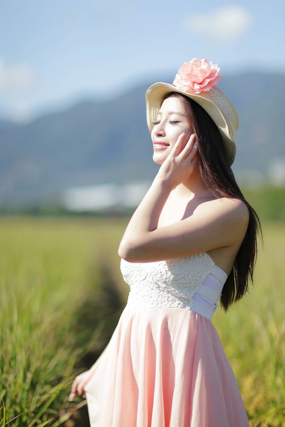 周末时光里,户外阳光下的开心美女姑娘!